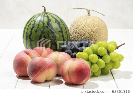 夏季水果(西瓜,甜瓜)夏季水果(西瓜,甜瓜,桃,蜜露麝香,桃,蜜露麝香貓,巨峰) 夏季水果(西瓜,甜瓜)夏季水果(西瓜,甜瓜,桃,蜜露麝香,桃,蜜露麝香貓,巨峰) 68861516