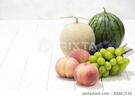 Summer fruits (watermelon, melon, peach, shine muscat, Kyoho) 68861530