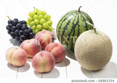 Summer fruits (watermelon, melon, peach, shine muscat, Kyoho) 68861554