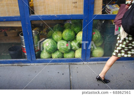 在紐約的一個蔬菜水果店的西瓜 在紐約的一個蔬菜水果店的西瓜 68862561