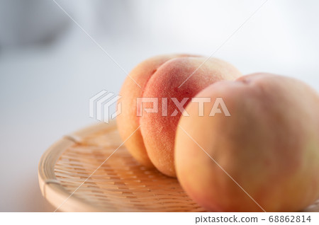 自然光和桃子 68862814