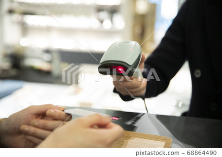 收銀員付款無現金 收銀員付款無現金 68864490