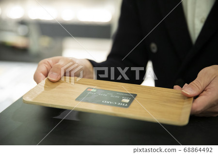 收銀員付款無現金 68864492