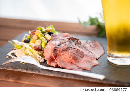 Draft beer and roast beef salad Draft beer and roast beef salad 68864577