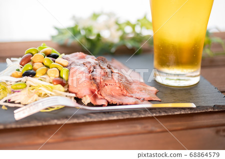 Draft beer and roast beef salad Draft beer and roast beef salad 68864579