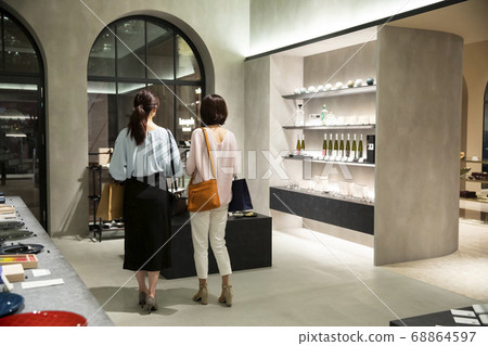 父母和孩子購物 68864597