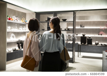 父母和孩子購物 68864599