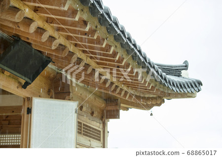 韓國傳統屋簷在雨中 68865017