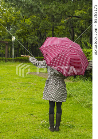 撐傘的女人背影 68865175