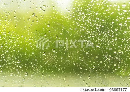 雨滴落在窗戶上 68865177