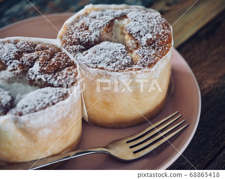 2個小圓形奶油蛋糕 68865418