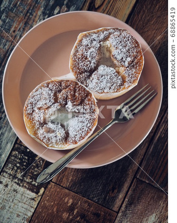 2個小圓形奶油蛋糕 68865419