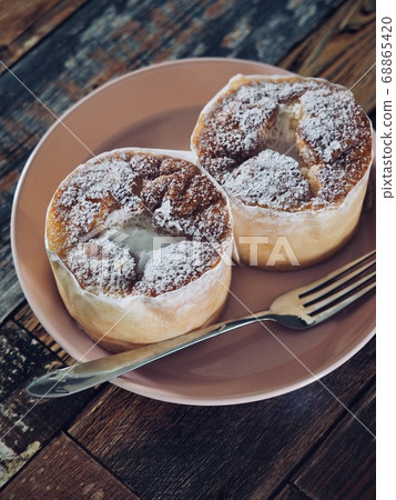 2個小圓形奶油蛋糕 68865420