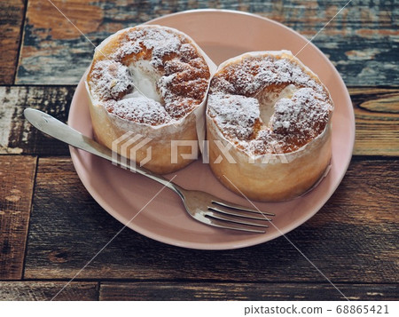 2個小圓形奶油蛋糕 68865421