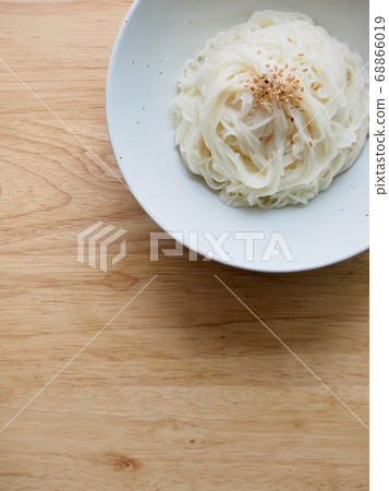 Asian food, white noodles in a ceramic bowl 68866019