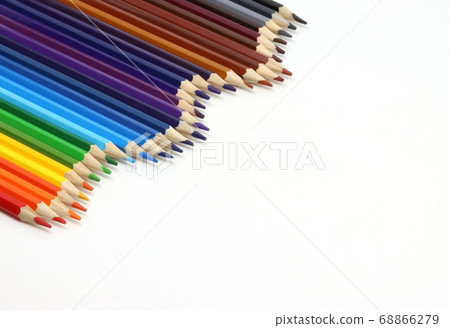 在白色背景上的各種顏色的彩色的鉛筆 68866279