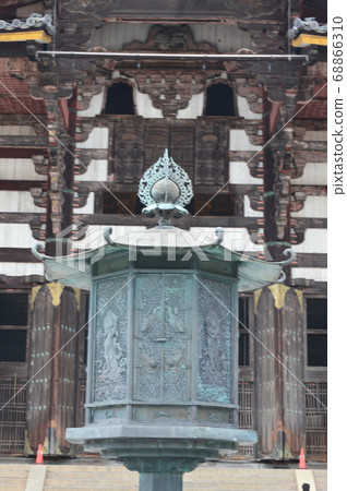Gold bronze octagonal lantern (in front of Todaiji Temple and Daibutsuden / Zoji Town, Nara City, Nara Prefecture) Gold bronze octagonal lantern (in front of Todaiji Temple and Daibutsuden / Zoji Town, Nara City, Nara Prefecture) 68866310