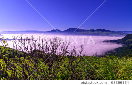 2020年在阿蘇縣熊本縣阿蘇索託山的雲海美景，在早晨的陽光下熠熠生輝的雲海美景 68866584