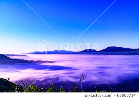 The most beautiful sea of clouds shining in the clear sunrise against the backdrop of Mt. Aso and Mt. Aso Godake, Japan Kumamoto Prefecture Aso Skyline 2020 68866734