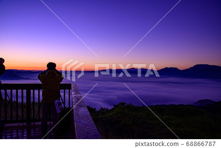 2020年在阿蘇縣熊本縣阿蘇索託山的雲海美景，在早晨的陽光下熠熠生輝的雲海美景 68866787