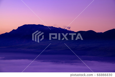 Sea of clouds, sunrise, beautiful scenery of sea of clouds shining beautifully in the morning sun, Aso Sotoyama, Kumamoto Prefecture, Aso, 2020 68866830