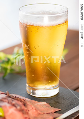 生啤酒和烤牛肉 68867605