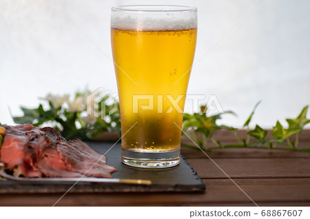 生啤酒和烤牛肉 68867607