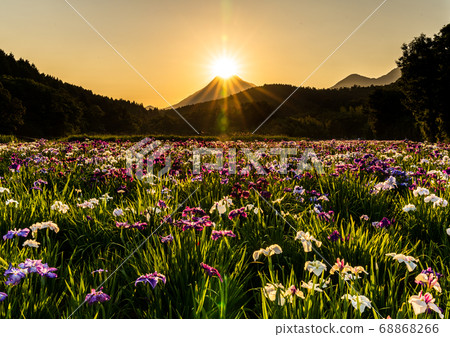 由布湖和神樂溫泉湖的夕陽 由布湖和神樂溫泉湖的夕陽 68868266