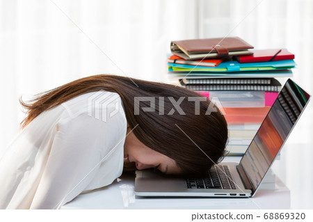 筆記本電腦,疲倦的女人 筆記本電腦,疲倦的女人 68869320