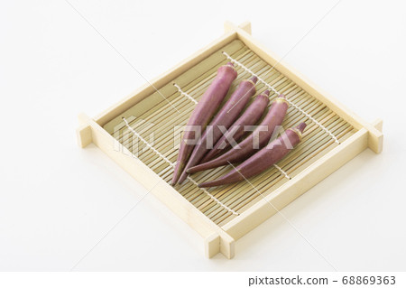 在籃子裡的紅色秋葵 在籃子裡的紅色秋葵 68869363