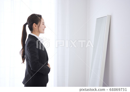 換衣服的年輕女商人 68869731