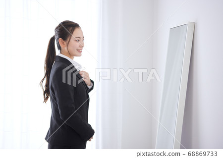 換衣服的年輕女商人 換衣服的年輕女商人 68869733