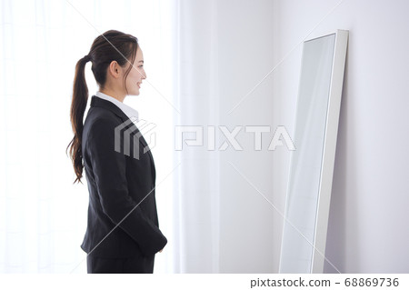 換衣服的年輕女商人 68869736