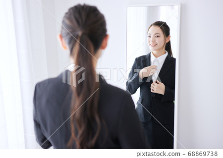 換衣服的年輕女商人 換衣服的年輕女商人 68869738