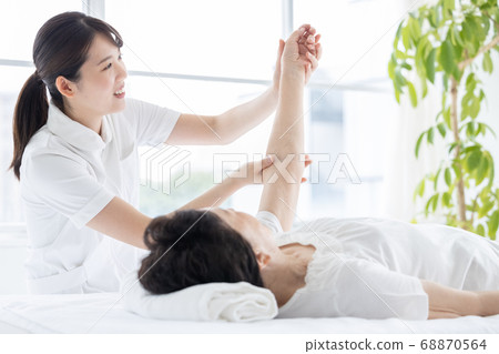 做與理療師的醫療資深婦女體操 68870564