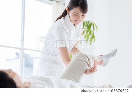 腳的醫療物理治療師和高級婦女 68870702