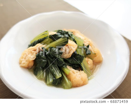 A delicious stew of Japanese mustard spinach and deep-fried tofu A delicious stew of Japanese mustard spinach and deep-fried tofu 68871459