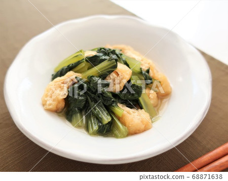 A delicious stew of Japanese mustard spinach and deep-fried tofu 68871638