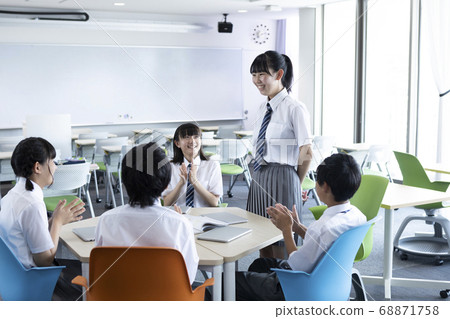 初中學生做小組作業 68871758