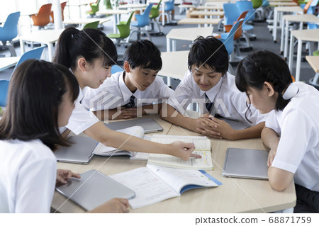 初中學生做小組作業 68871759