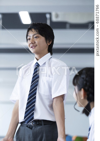 初中學生做小組作業 初中學生做小組作業 68871766