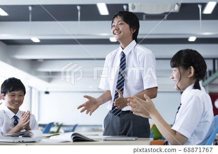 初中學生做小組作業 68871767