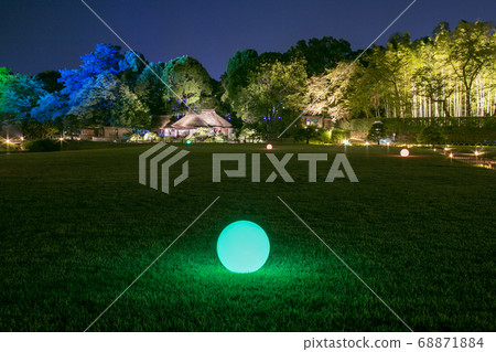 岡山後樂園夢幻般的花園,背景為岡山城,同時觀看五彩繽紛的燈光 岡山後樂園夢幻般的花園,背景為岡山城,同時觀看五彩繽紛的燈光 68871884