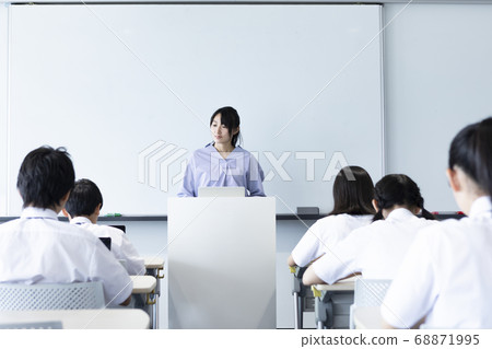 Junior high school students in class Junior high school students in class 68871995