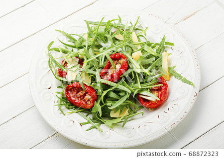 Green salad with sun dried tomato Green salad with sun dried tomato 68872323