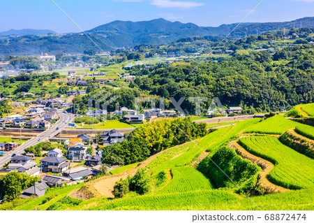 新鮮的綠色Eno Kushi水稻梯田[長崎市東彼乃郡] 68872474