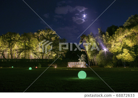 Overlooking Okayama Korakuen Genso Garden while looking at the moon in front of the object Overlooking Okayama Korakuen Genso Garden while looking at the moon in front of the object 68872633
