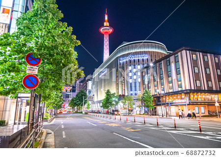《京都府》京都車站前的京都中心地區夜景 68872732