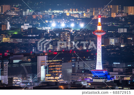 《京都》京都塔和市區的夜景 《京都》京都塔和市區的夜景 68872915