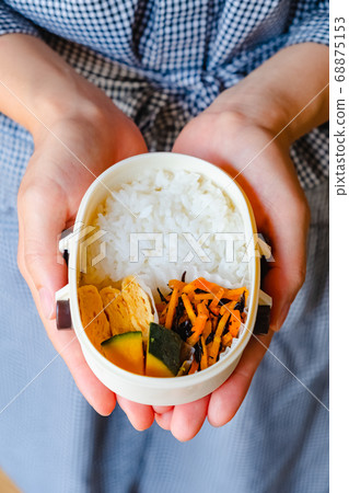 手工午餐的女人 手工午餐的女人 68875153